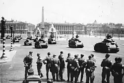 Parada blindada alemã na Place de la Concorde, em Paris, em julho de 1941.