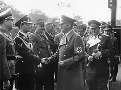 Philipp Bouhler apertando a mão do ditador nazista Adolf Hitler.