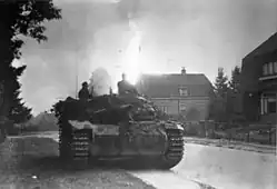 Um tanque alemão Sturmgeschütz III nas ruas de Arnhem.