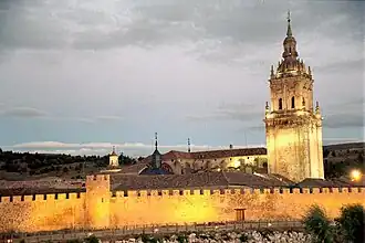 Vista noturna da catedral de Osma