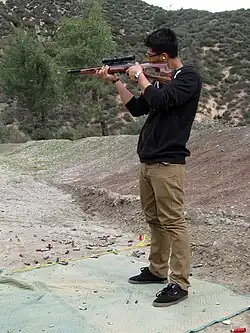 Tiro recreativo com um rifle Ruger 10/22 em Burro Canyon, Arizona, EUA.