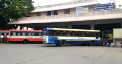 Ônibus na estação APSRTC de Puttaparthi