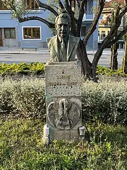 Busto de Albino Sousa Cruz (1870-1966) em Santo Tirso. Inaugurado em 17 de novembro de 1946 no Parque Conde S. Bento (atual Parque D. Maria II). Atualmente está na Rotunda Albino Sousa Cruz.