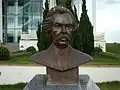 Busto em Homenagem ao Compositor Antonio Carlos Gomes em frente ao teatrp.