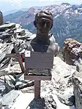 O busto de Leonardo Murialdo em cima a montanha.