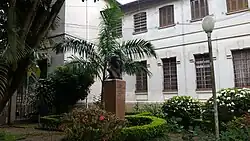 Busto de Cândida, Condessa Vicente de Azevedo, no jardim frontal do edifício