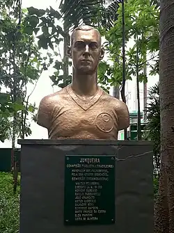Busto de bronze em um pedestal