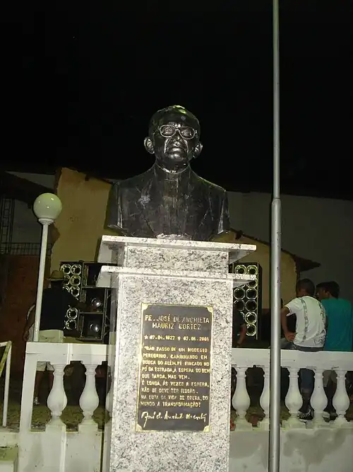 Busto do Padre José de Anchieta Mauriz Cortez em frente à Igreja Matriz