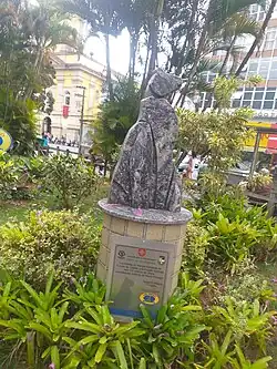 Cão sentado, o logotipo do supermercado Casa Friburgo