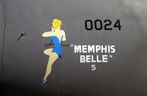 "Memphis Belle" em um C-141, Base Aérea de Sigonella, Itália, 2001