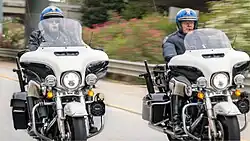 Oficiais da patrulha de motocicleta