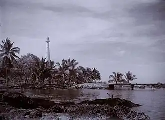 Fotografia do farol de Cikoneng, em Anyer, na década de 1910 ou 1920