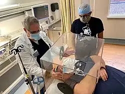 Caixa de acrílico para triagem e proteção de pacientes durante a intubação.