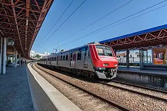 Composição circulando na estação, em 2020
