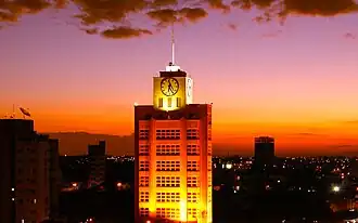 Anoitecer em Taubaté. Em destaque, o Edifício Félix Guisard, da extinta Companhia Taubaté Industrial (CTI).