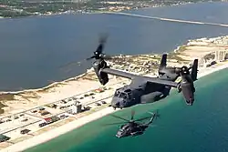 Um CV-22 e um MH-53 americanos perto do campo aéreo de Hurlburt, na Flórida.