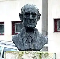 Busto do pintor conimbrigense José Maria Cabral Antunes (1916–1986), inaugurado em Coimbra em 1987.[2]