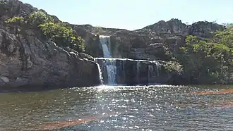 Vista frontal da cachoeira