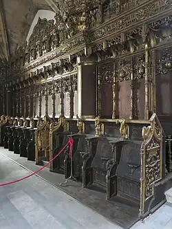 4 cadeiras de Francisco Lorete (primeiro plano)