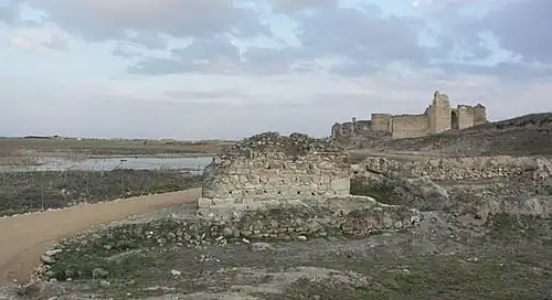 Vista desde oeste com uma das quatro couraças em primeiro plano e o alcácer[b]