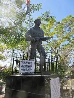 Estátua de Néstor A. Izquierdo, veterano da Brigada 2506 treinada pela CIA.