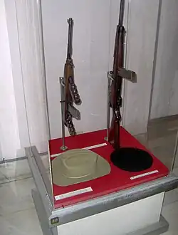 Chapéu de mato e carabina M1 usados ​​por Camilo Cienfuegos (esquerda), boina e carabina Cristóbal usados ​​por Che Guevara (direita).