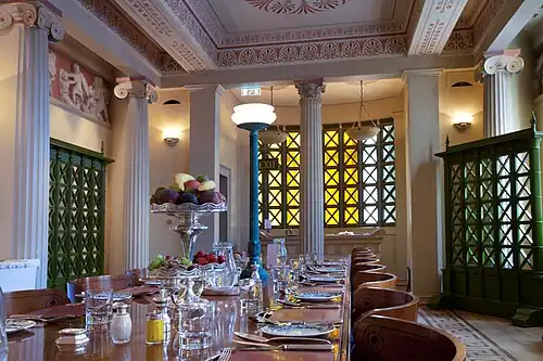 Nova Clássica Coluna coríntia do neogrego no Gonville and Caius College Hall, Cambridge, Reino Unido, inspirada na do Templo de Apolo em Bassas por John Simpson, 1998