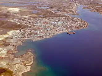 Vista aérea de Cambridge Bay, olhando do Norte