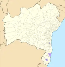 Indica uma combinação por sobreposição da flor do cacaueiro com a flor do pau-brasil, plantas que simbolizam a região sul da Bahia.