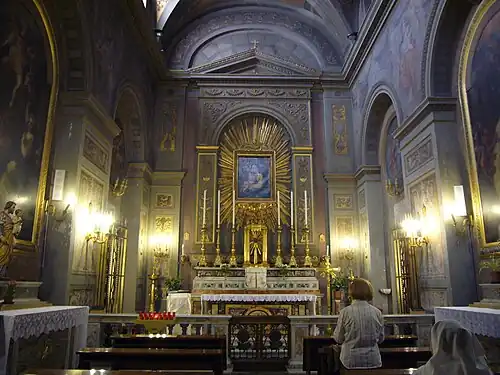 Interior e o altar-mor.
