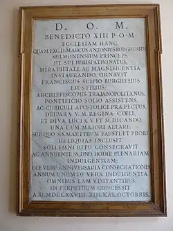 Lápide anunciando o patronato da família Borghese.