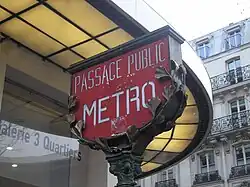 As entradas para a estação possuindo mastros particulares.