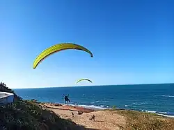 Canoa Quebrada, no Ceará, é um dos principais destinos da prática de parapente no Brasil.