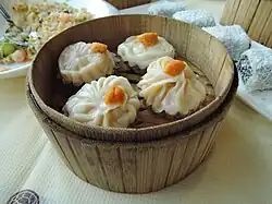 Xiaolongbao com ovas de caranguejo (acima) em Hong Kong
