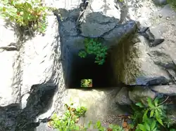 O buraco assassino é "alimentado" do segundo andar do Castelo de Cantwell e leva ao saguão.