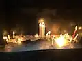 Velas acesas pelos fiéis