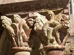 Colar, capitéis com anjo, animais e cabeças, e imposto com flores, no claustro. Santa Maria de Serrabona (els Aspres)