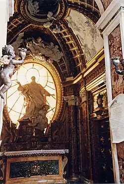 Capela Antamori, projetada por Filippo Juvarra com a estátua de São Filipe Néri de Pierre Le Gros.