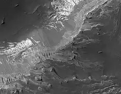 Capri Mensa, visto pela HIRISE. Clique na imagem para ver os buttes e as camadas.