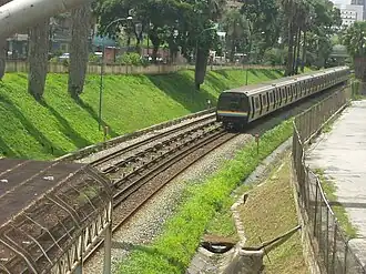 Trem saindo da Estação Agua Salud.