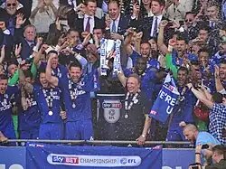 Warnock ergue o troféu da EFL Championship 2017-18, juntamente com o zagueiro Sean Morrison.