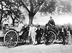 Karl Benz, sua família e Theodor Baron von Liebieg em 1894, em um passeio de Mannheim a Gernsheim com um Benz Viktoria e um vis-à-vis Benz Patent-Motorwagen.