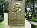 Placa homenageando Gardel, localizada em um parque na Cidade do México.
