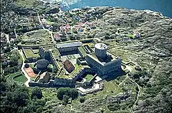 A fortaleza de Karlsten e a localidade de Marstrand.