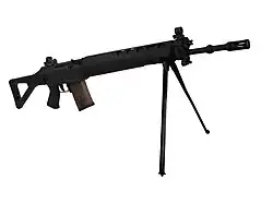 Com bipé estendido.