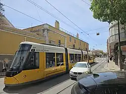 File:Carros desviam dos elétricos parados ao redor da estação de Santo Amaro, Lisboa.jpg