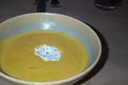 Sopa de cenoura com iogurte grego