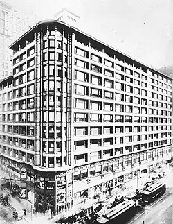 O Carson, Pirie, Scott and Company Building em Chicago por Louis Sullivan (1904–1906)