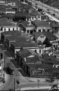 1. Residência dos Ferreira de Camargo; 2. Localização do Edifício Joelma. Detalhe, Rua Santo Antônio por volta de 1943.