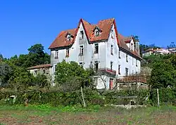 Casa da Castrália em Paredes, mandada construir por Adriano Moreira de Castro (n. 1858) e datada de 1909.[35] É uma das várias casas de brasileiros em Paredes, existindo inclusive uma rota para os interessados na arquitetura torna-viagem paredense.[36]